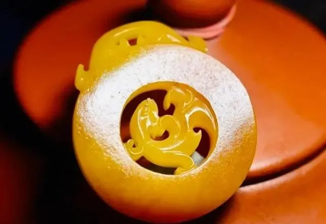 六位数的和田沁色籽料&ldquo;鸡油黄&rdquo;！究竟好在哪里？贵在哪里？
